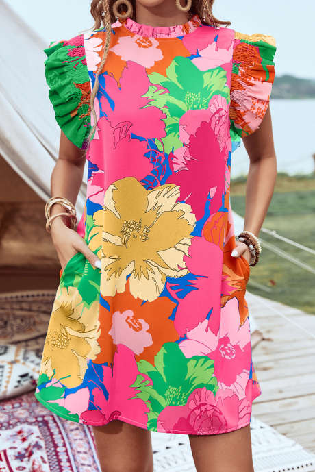 Розовое мини-платье с ярким цветочным принтом, рукавами-крылышками и карманами