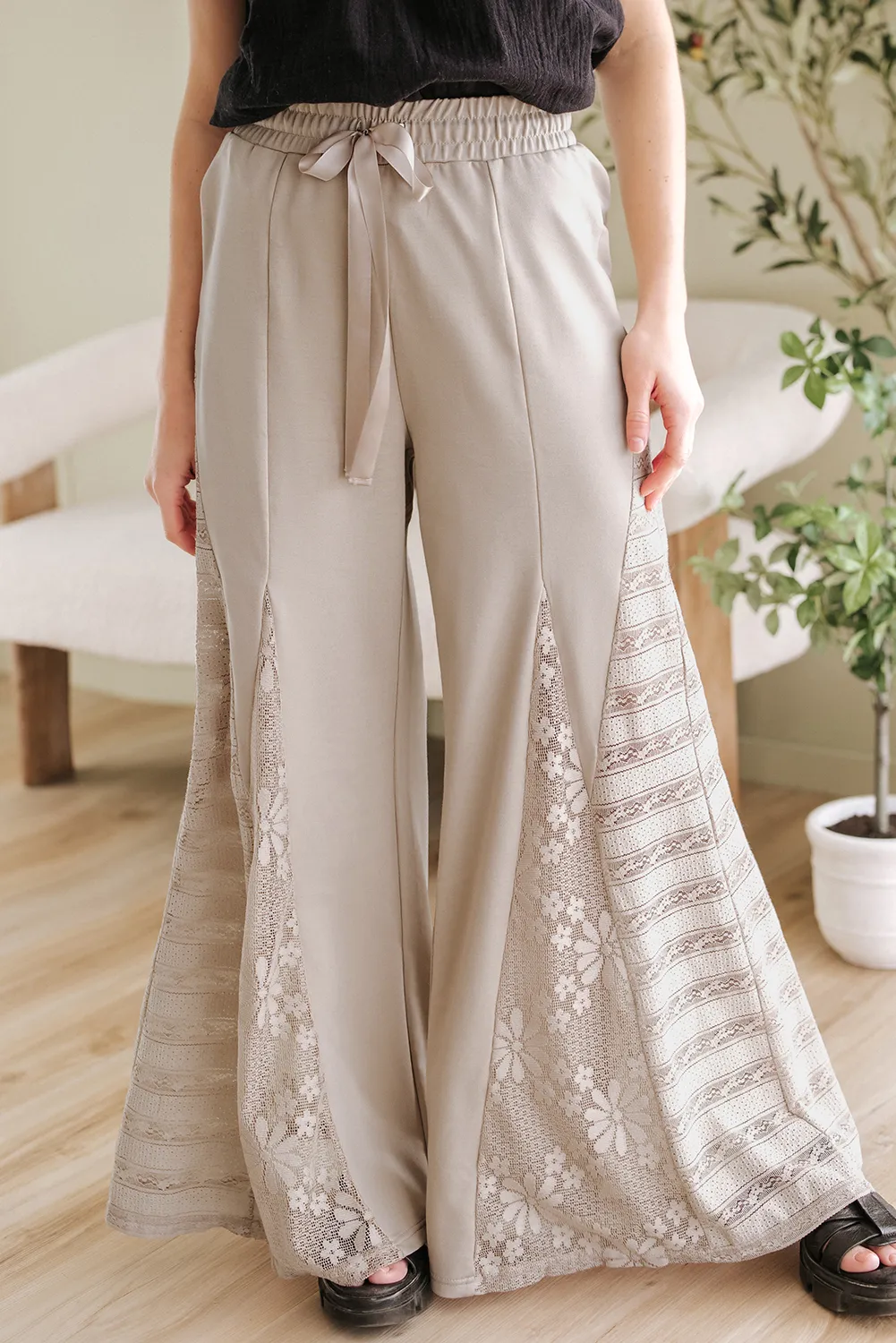pantalon large en patchwork de dentelle