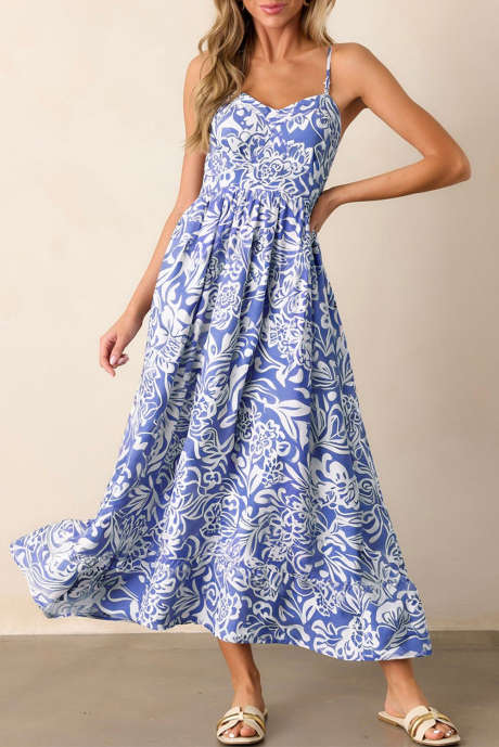 Vestido largo de cintura alta con tirantes finos y estampado floral en color azul cielo