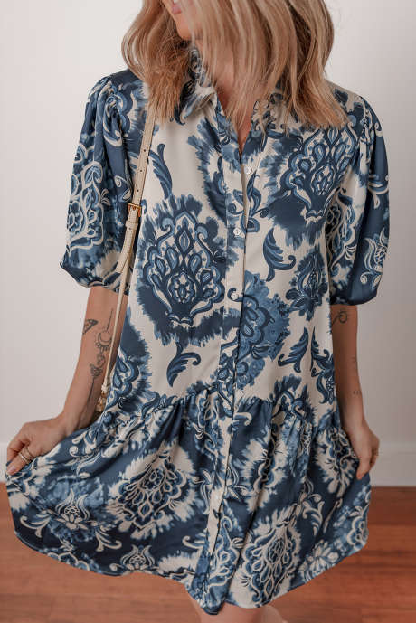 Vestido curto solto com estampa floral boho azul e gola abotoada