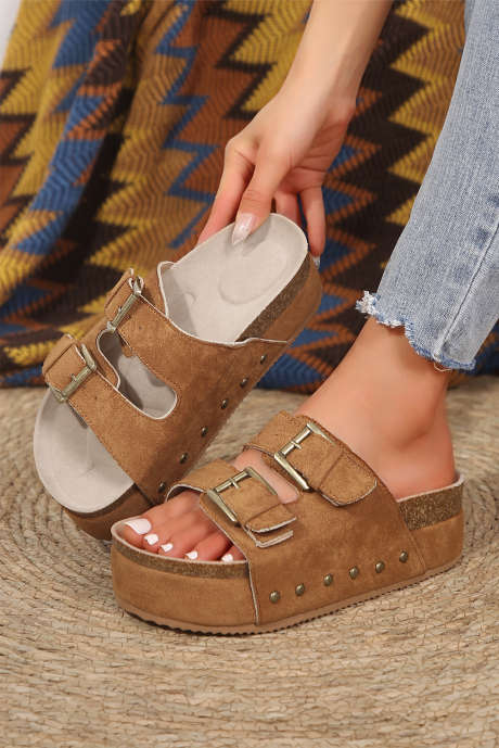 Sandały zamszowe z ozdobnymi klamrami w kolorze kasztanowym