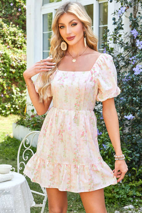 Vestido curto com babados e manga bufante floral rosa, decote quadrado, nó, costas abertas
