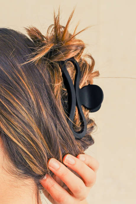 Zwarte minimalistische golvende vorm matte haarklem