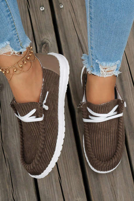 Zapatos casuales sin cordones con diseño entrecruzado y canalé en color café BH023717-P1017