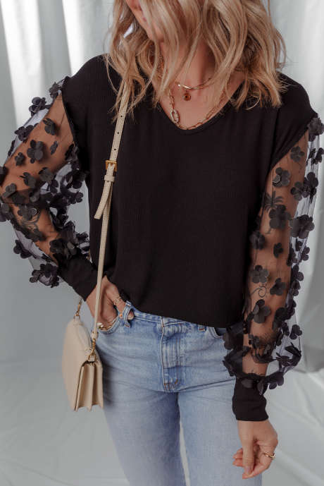 Blusa de malla con cuello en V y manga larga con apliques de flores negras