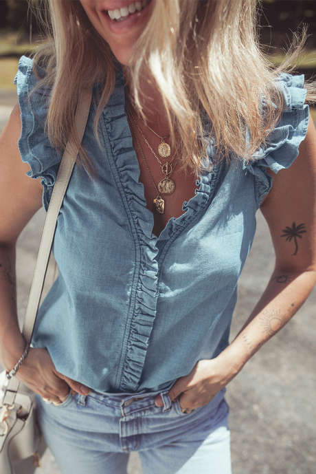Beau Blue – Chambray-Tanktop mit V-Ausschnitt und Rüschenbesatz