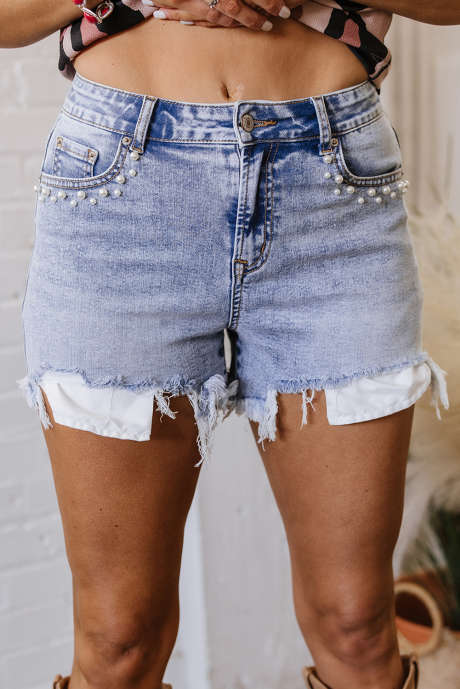 Short en jean à ourlet brut avec poches cloutées et beau bleu nacré