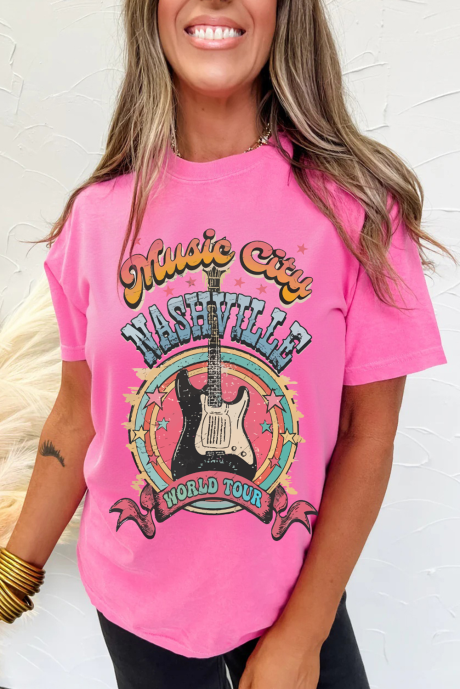 Camiseta gráfica de guitarrista de la ciudad de la música de la gira mundial de Nashville en color rosa Sachet