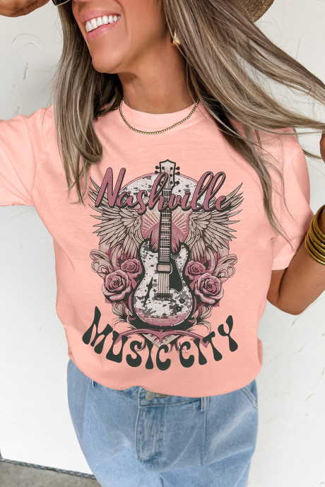 Camiseta rosa de cuello redondo con gráfico de guitarra de Nashville MUSIC CITY