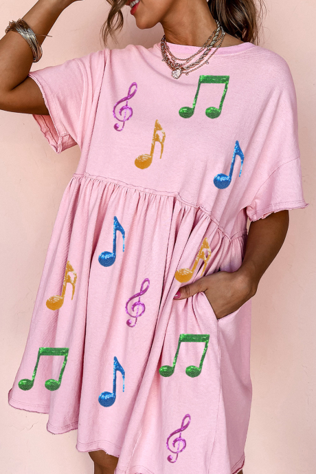 Robe t-shirt babydoll rose clair à motif de notes pailletées et bords bruts pour festival de musique