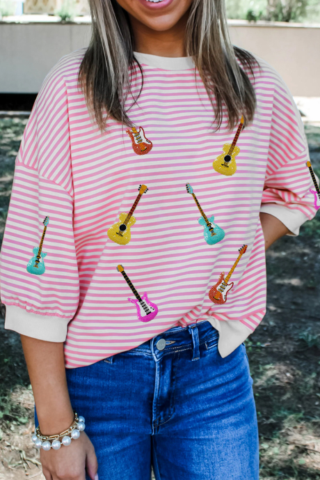 Camiseta de cuello redondo de media manga con parche de guitarra y rayas rosas