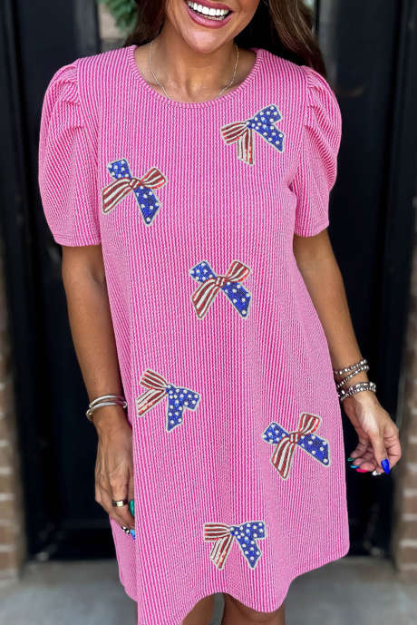 Robe t-shirt à manches bouffantes et à motif drapeau rose vif, avec nœud à paillettes et spirale côtelée