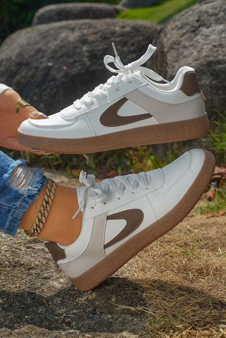 Tênis de couro sintético com cadarço e contraste de cor café