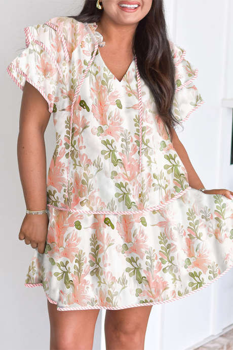 Vestido curto de verão rosa plus size com estampa floral e detalhes listrados