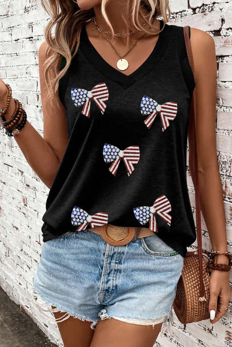 تانك توب مستوحى من العلم الأسود مع رقبة على شكل حرف V وربطة من الترتر