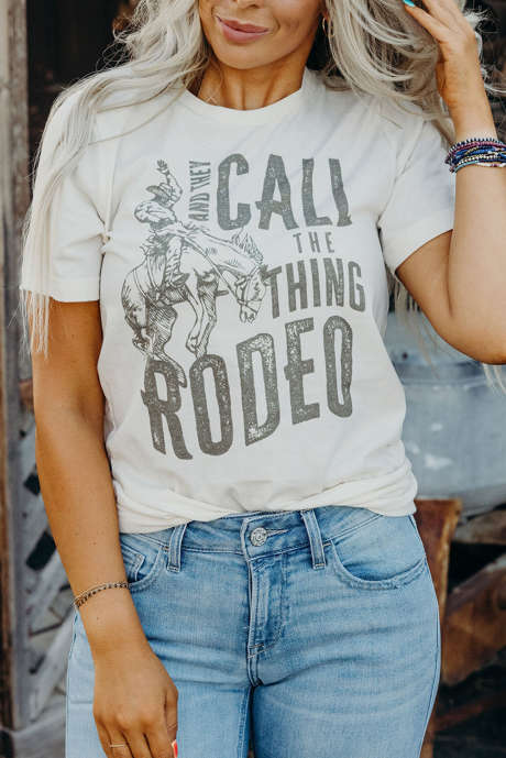 Hvit OG DE KALLER TINGEN RODEO-trykk T-skjorte med rund hals