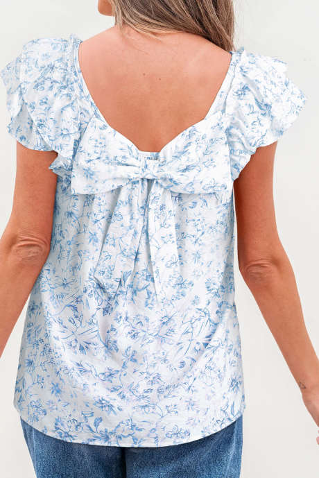 Himmelblaue Bluse mit Blumenmuster, Rüschen und kurzen Ärmeln, Schleife hinten und quadratischem Ausschnitt
