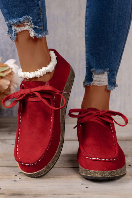 Zapatos casuales con cordones y suela gruesa de color rojo intenso