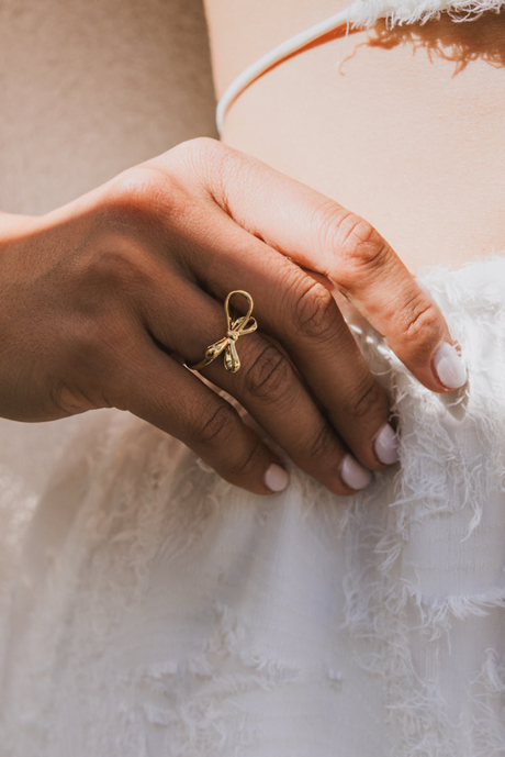 Kullattu metalliseos puoliavoin rusettisormus