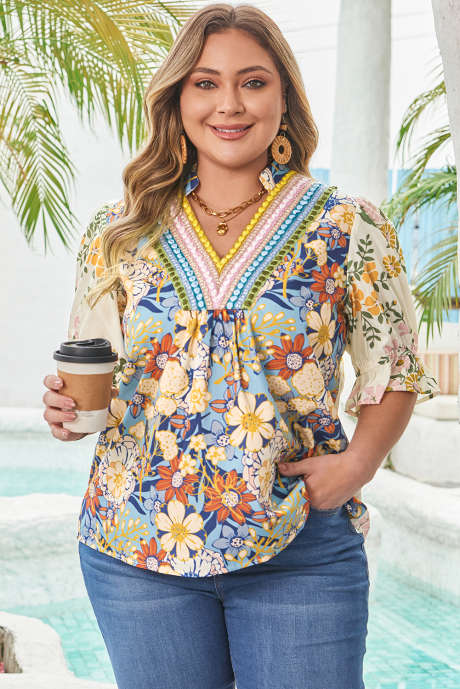 Blusa plus size multicolorida com estampa floral, decote em V e manga curta