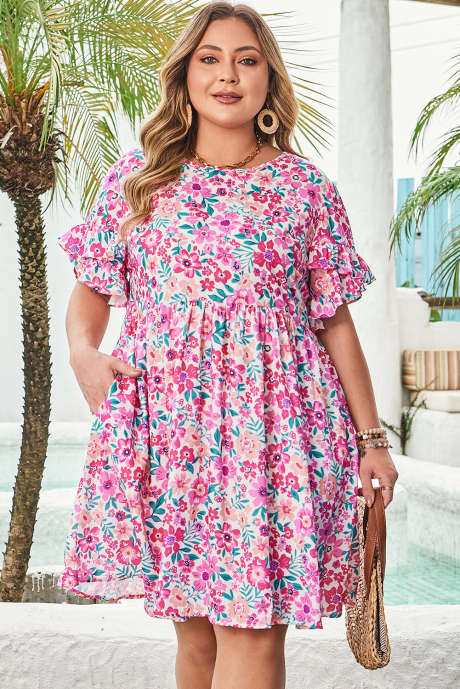Vestido branco plus size com estampa floral e babados, manga curta, estilo flare