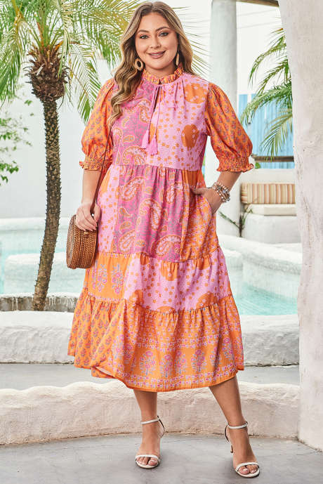 فستان ميدي بمقاس كبير من قماش بوهو بيزلي مزين بنقشة الزهور المختلطة باللون الوردي