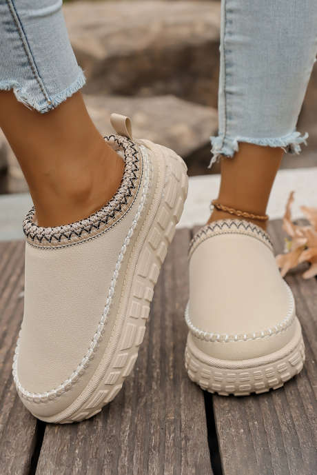 Weiße Plateau-Slipper aus Kunstwildleder mit gewebtem Besatz und Plüschfutter.