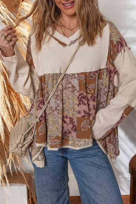 Top holgado de manga larga con estampado étnico paisley beige y patchwork en contraste