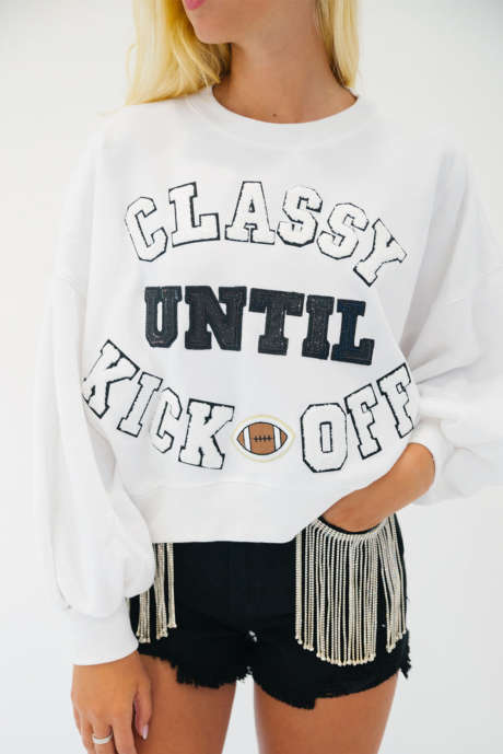 Sudadera holgada blanca con parches y letras de felpa CLASSY UNTIL KICKOFF