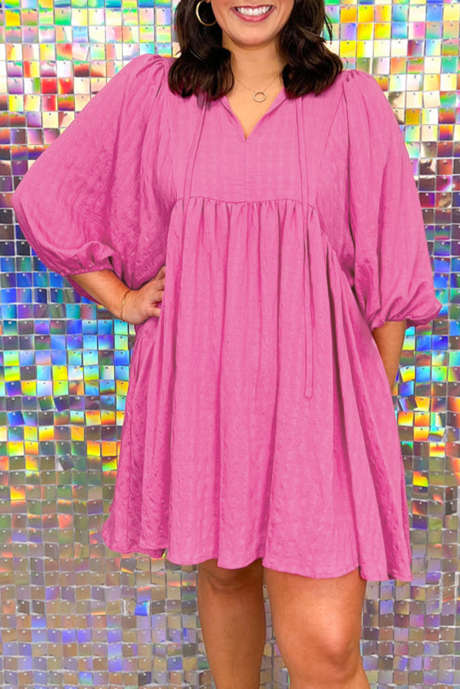 فستان قصير فضفاض بأكمام منتفخة ورقبة منقسمة ومقاس كبير باللون الوردي الفاتح