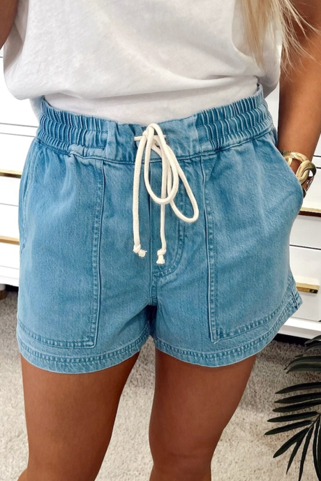 Beau short en jean bleu contrasté avec cordon de serrage et taille élastique