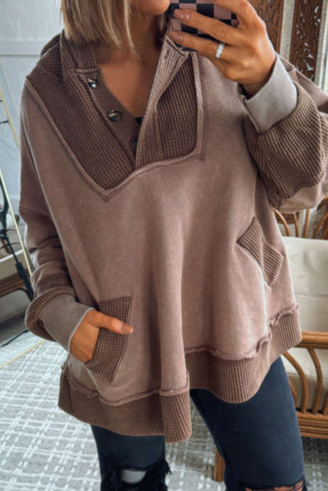 Moletom com capuz e bolsos plus size com patchwork contrastante de waffle de cabra