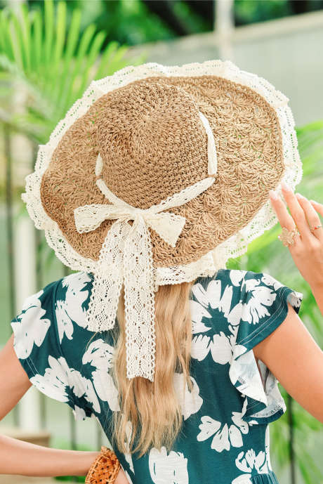 Feriehatt med sløyfe og vevd blondekant i pergamentimulett