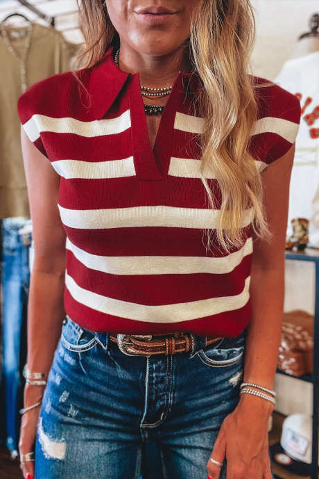 سترة مخططة حمراء ذات ياقة وفتحة رقبة