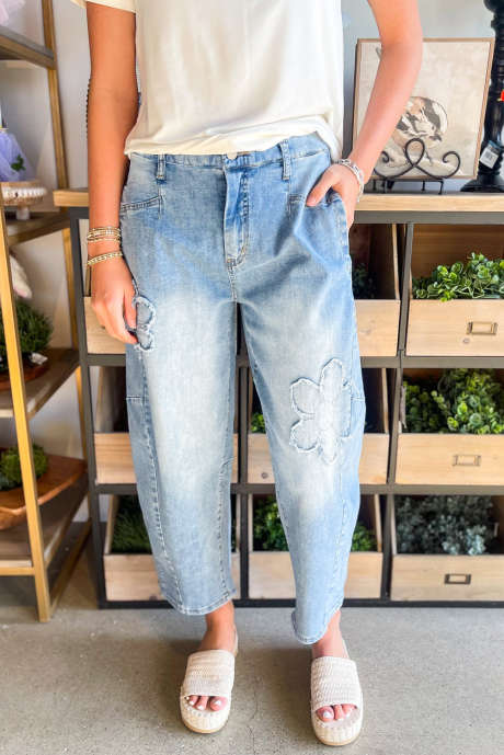 Jeans ajustados de talle alto y lavado claro con estampado floral azul Beau