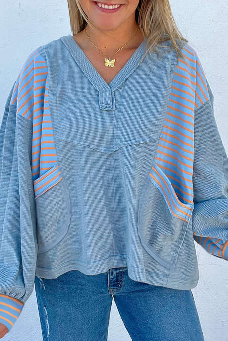Abendblauer, lockerer Pullover mit sichtbaren Nähten im Waffel-Patchwork-Stil und Streifen