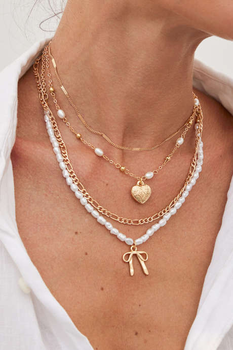 Kultainen rusetti-sydänriipus, helmiketjulla päällystetty kaulakoru