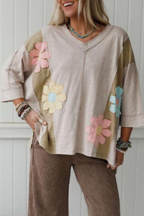 Grünes Oversize-T-Shirt mit Blumenpatches und sichtbaren Nähten sowie Armbandärmeln