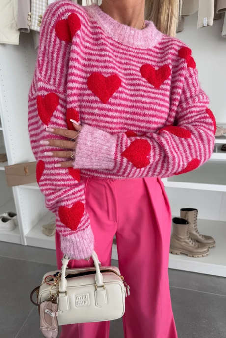 Suéter de malha escovada com estampa de corações contrastantes e listras de rosas