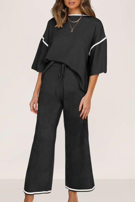 Completo due pezzi con maglia a maniche corte con bordo a contrasto nero e pantaloni con coulisse