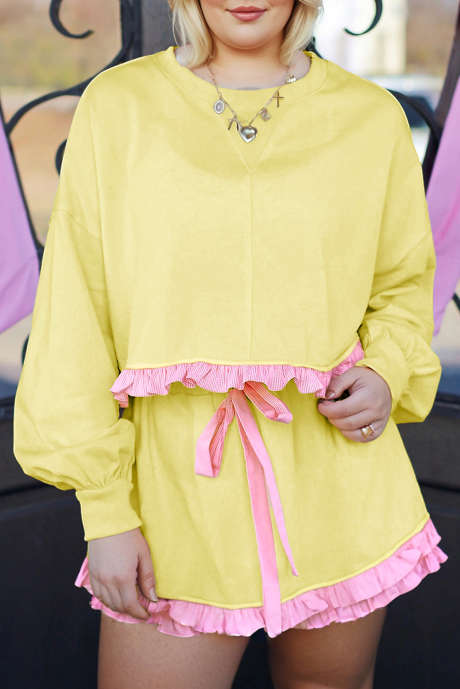 Conjunto plus size de blusa e shorts com patchwork xadrez e babados em contraste amarelo