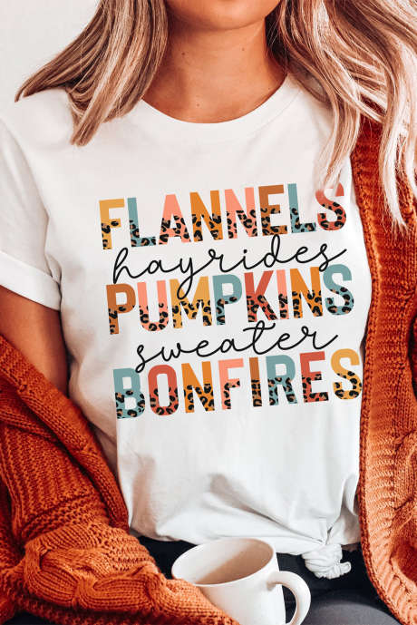Maglietta grafica con lettere eleganti e scritta "FLANNELS PUMPKINS BONFIRES" bianca