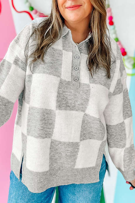 Suéter cinza plus size com estampa xadrez e botões, gola polo e fenda