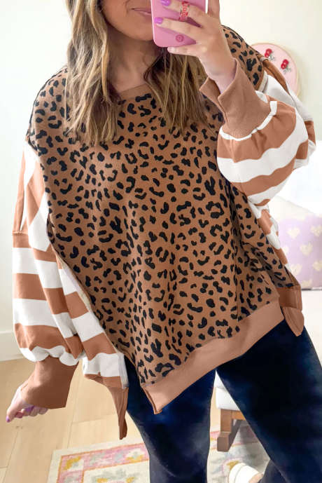 Khakifarbenes, gestreiftes, farbblockiertes Patchwork-Leoparden-Sweatshirt mit Schlitzen