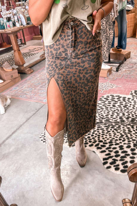 ブラウンのレオパードデニムのほつれ加工スプリットデニムミディスカート