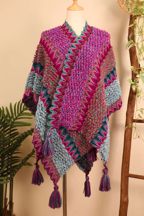 شال محبوك باللون الأحمر الوردي، عباءة بونشو سميكة مزينة بشراشيب