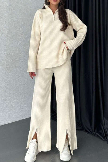 Conjunto de calças de moletom com gola alta e nervuras, pernas divididas, branco