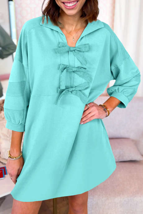 Sukienka mini w kolorze Moonlight Jade z kokardą z przodu, bransoletą, kołnierzykiem i kieszeniami z boku