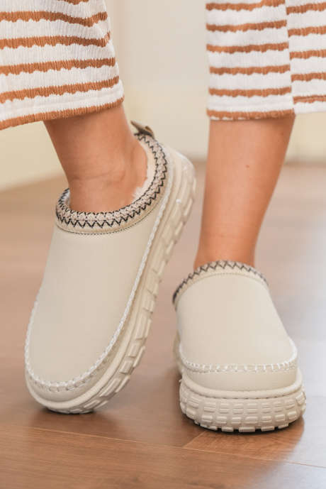 Chinelos de inverno de pelúcia com detalhe de costura contrastante branco, camurça sintética, patchwork de PU