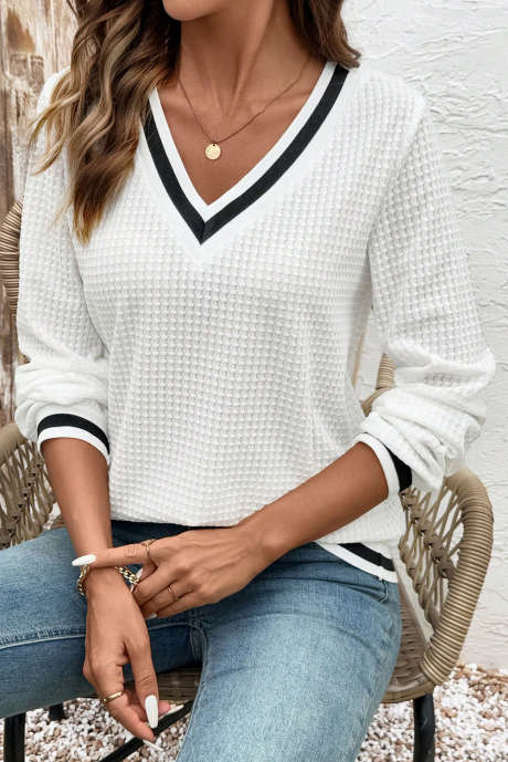 Blusa Waffle Preppy Listrada com Acabamento em V e Malha Texturizada Branca